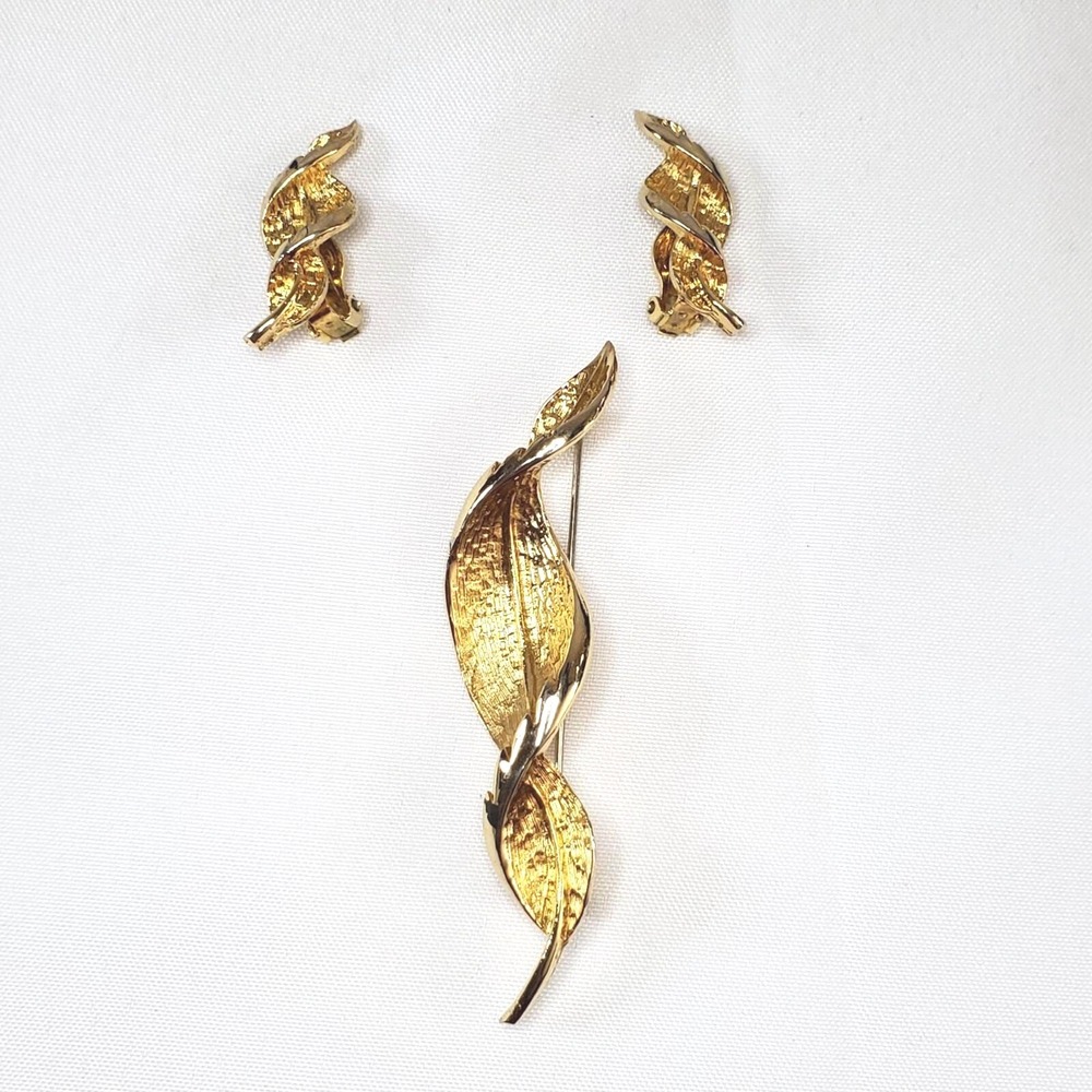 Vintage Coro Brushed Gold-Tone Leaf Brooch & Clip-On Earrings Jewelry Set - Picture 2 of 14